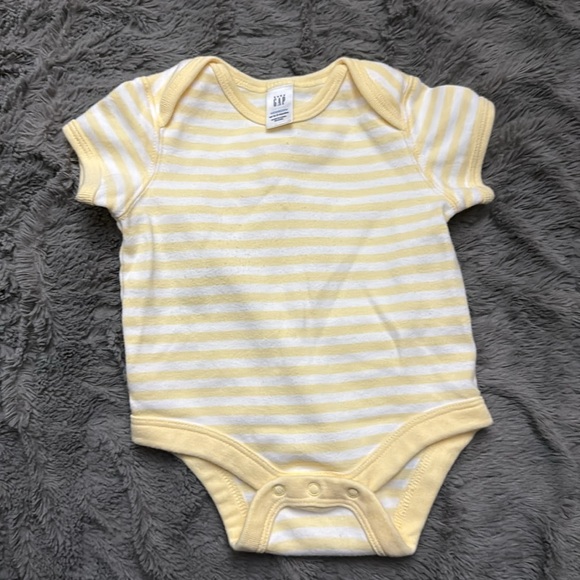 Lot of SIX baby onesies - Picture 3 of 7